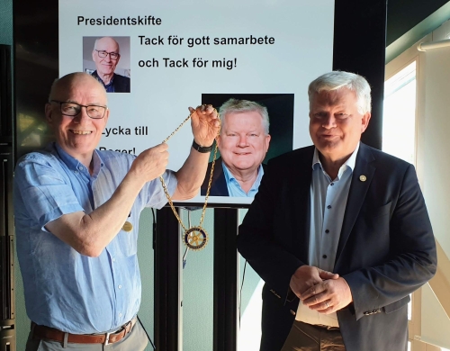 Presidentskifte från Leif Andersson till Roger Strömma på verksamhetsårets sista lunchmöte den 2023-06-13.