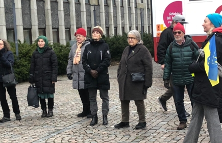 Varje måndag hålls en manifestation för Ukraina vid stadshuset. Den 9 januari deltog Västerås Rotaryklubbar i manifestationen.